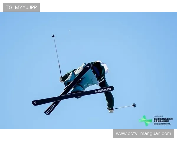 滑雪教练逐雪而行，冰雪经济蓬勃发展