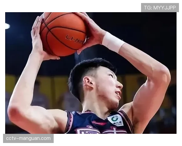 特写:易建联现身广东主场观战,与老队友周鹏寒暄